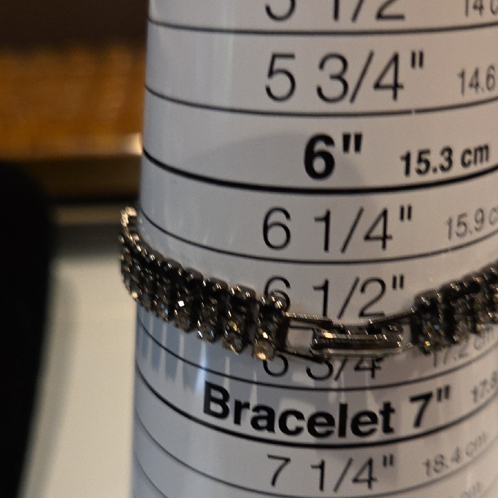 Elegant Silver and White Crystal Bracelet - Picture 2 of 2